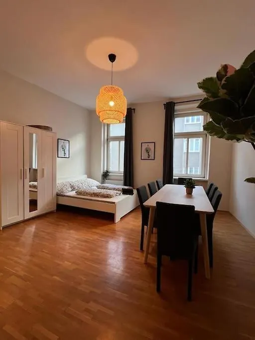 90 M2 Spacious Apartment With Free Parking Bécs