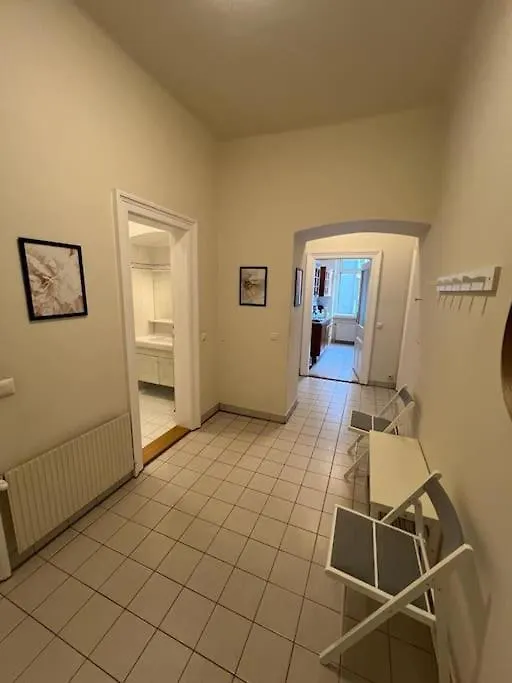 90 M2 Spacious Apartment With Free Parking Bécs