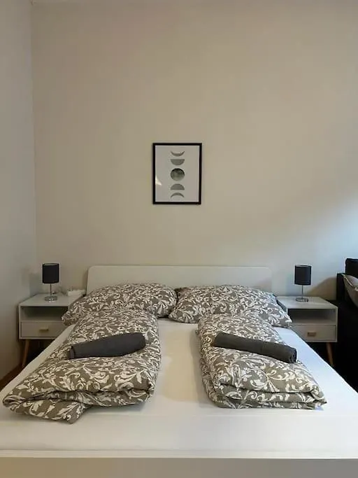 90 M2 Spacious Apartment With Free Parking Bécs