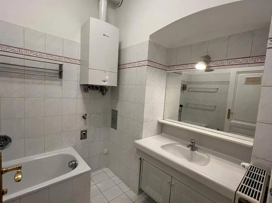 90 M2 Spacious Apartment With Free Parking Bécs