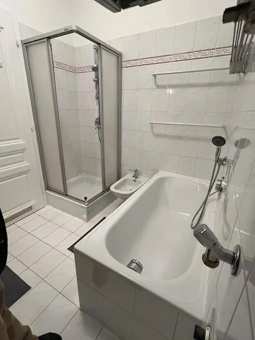90 M2 Spacious Apartment With Free Parking Bécs