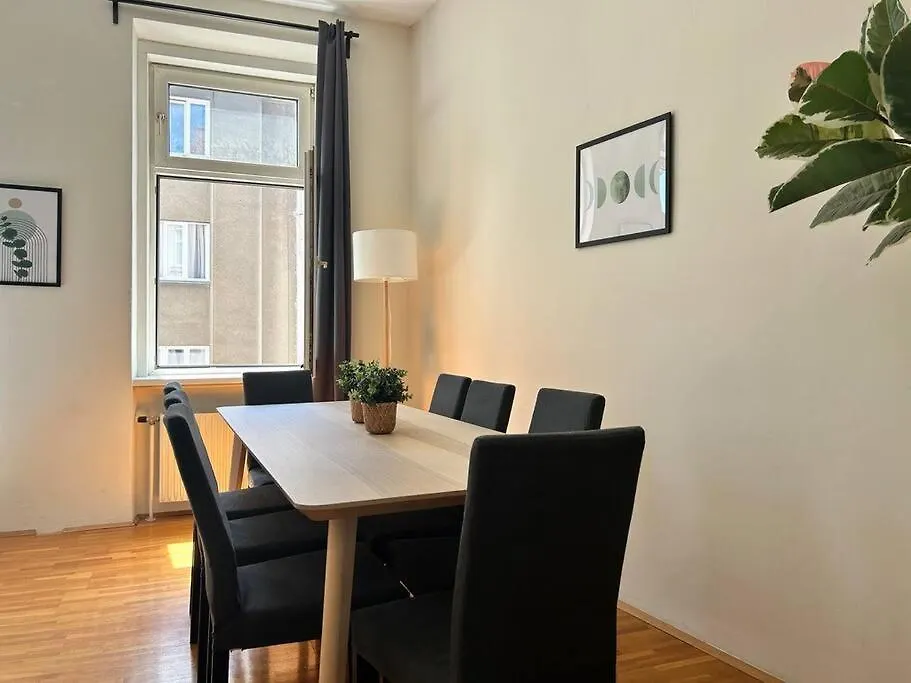 90 M2 Spacious Apartment With Free Parking Bécs