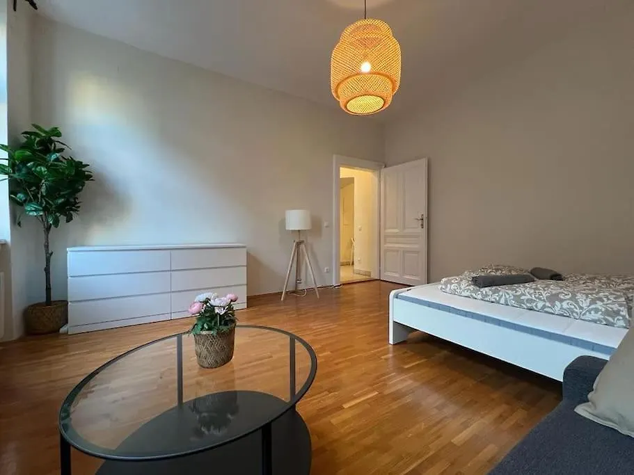90 M2 Spacious Apartment With Free Parking Bécs 0*,