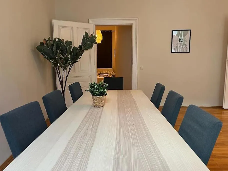 90 M2 Spacious Apartment With Free Parking Bécs